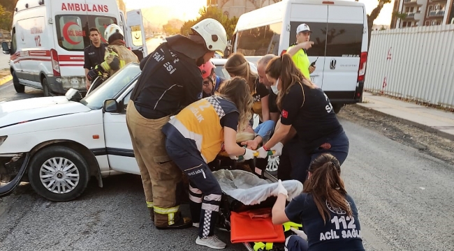 Aliağa'da iki ayrı kazada 3 kişi yaralandı