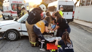 Aliağa'da iki ayrı kazada 3 kişi yaralandı