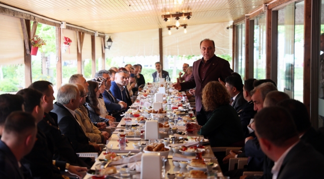 Aliağa'da Mülki Erkan ve Vatandaşlar Engelsiz Kafe'de Bayramlaştı