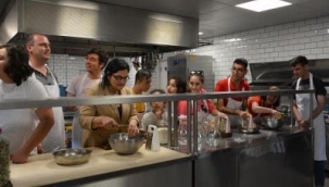 Anneleri için limonata ve şerbet yaptılar