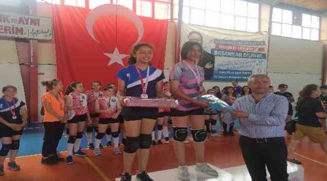 Dikili'deki voleybol turnuvasında 'Beyaz Kart' uygulaması takdir topladı