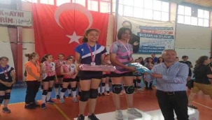 Dikili'deki voleybol turnuvasında 'Beyaz Kart' uygulaması takdir topladı