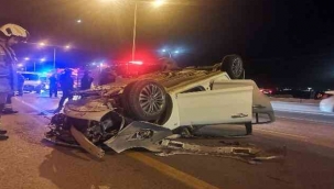 İzmir'de kontrolden çıkan otomobil refüje çarpıp takla attı: 4 yaralı