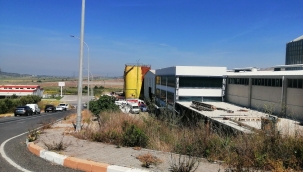 Üzerine tank kapağı düşen işci öldü