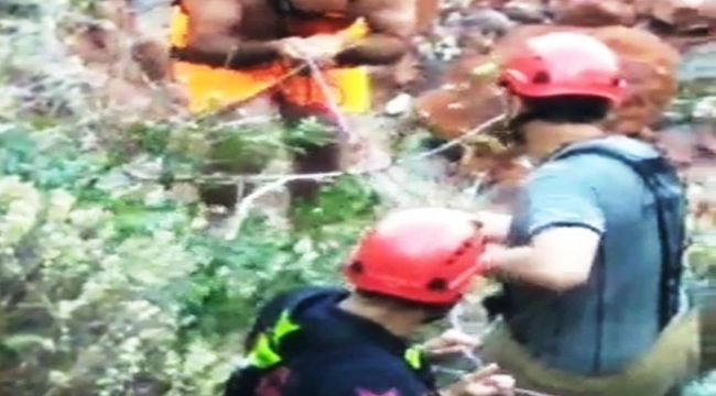 Aliağa'da kayalıklarda mahsur kalan vatandaş kurtarıldı