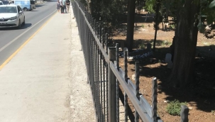 Aliağa eski mezarlık duvarına demir parmaklıklar yapıldı.