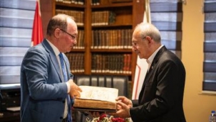 Atatürk ve İnönü'den 80 yıl sonra Kılıçdaroğlu CHP Lideri sıfatıyla İzmir Milli Kütüphanesi'nde