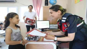 jandarma ekipleri öğrencilerin karne sevincine ortak oldu