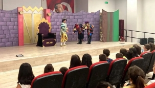 UYGUR ÇOCUK TİYATROSU KINIK'TA SAHNE ALDI