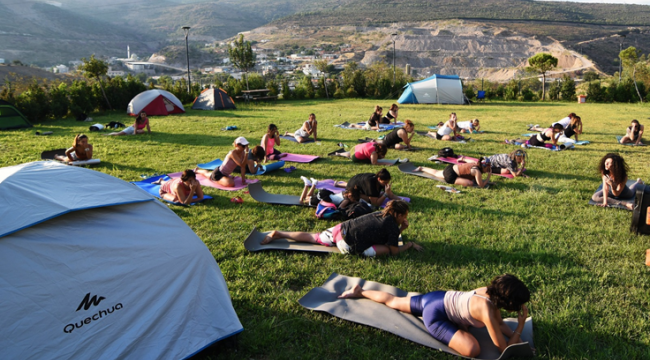 Yoga festivali Bornova Macera Parkı'nda başladı