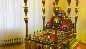 190 bin 900 adet kibrit çöpü kullanarak dev cami maketi yaptı