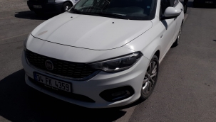 Aliağa'da  Kamyonet ile otomobil  çarpıştı, yaya yaralandı