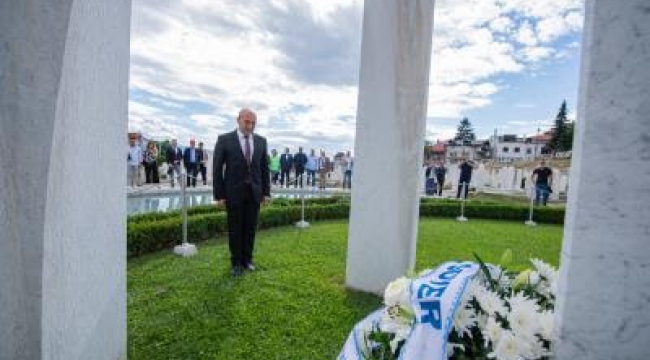 Başkan Soyer "Bilge Kral" İzzetbegoviç'in kabrini ziyaret etti 