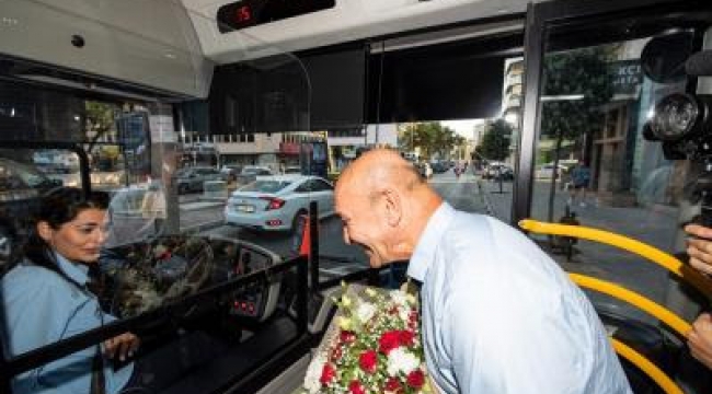 Başkan Soyer'den darp edilen kadın şoföre otobüsünde ziyaret 