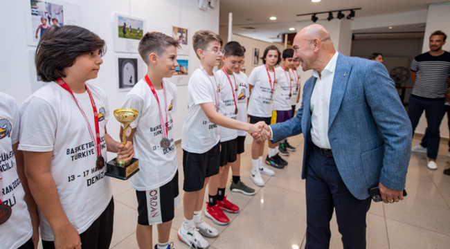 Başkan Soyer, Özel Eraslan Okulu'nun şampiyonlarını ağırladı