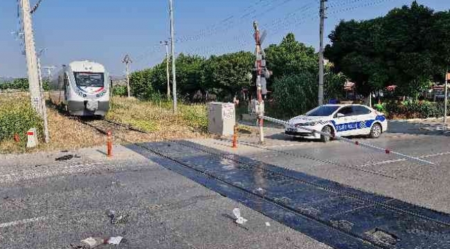 İzmir'de tren ile motosiklet çarpıştı: 1 ağır yaralı 