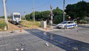 İzmir'de tren ile motosiklet çarpıştı: 1 ağır yaralı 