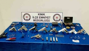 Kınık 'ta polisin düzenlediği operasyonda çok sayıda silah ele geçirildi