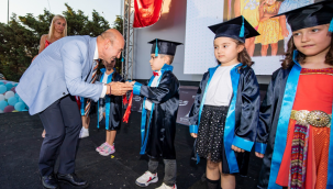 Miniklerin ilk mezuniyet heyecanına Başkan Soyer de ortak oldu