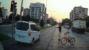 2 Kişi, kırmızı ışıkta geçen aracın altında kalmaktan son anda kurtuldu