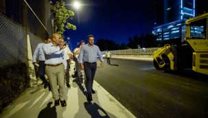 Başkan Tunç Soyer asfalt serim çalışmalarını inceledi