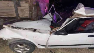 Bergama'da otomobil traktör kasasına çarptı, 2 kardeşten biri öldü