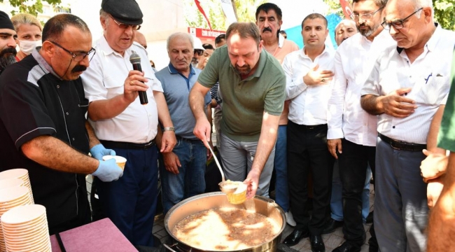 Çiğli Belediyesi'nden Vatandaşlara Aşure İkramı