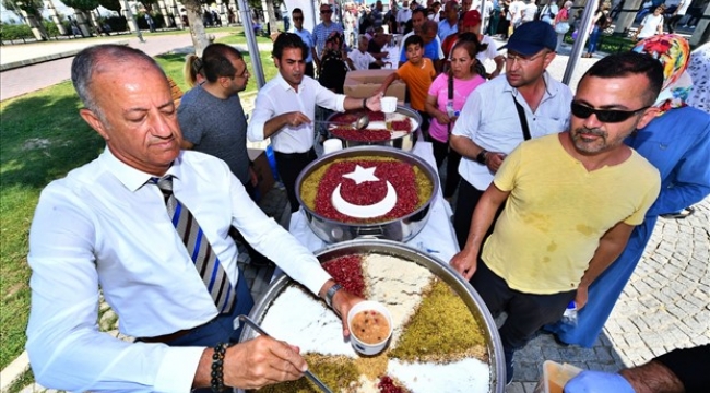 İzmir Büyükşehir Belediyesi aşure bereketini 12 bin kişiyle paylaştı