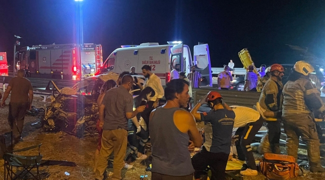 İzmir Çandarlı Otoyolunda Trafik kazası: 1 kişi öldü , 4 yaralı