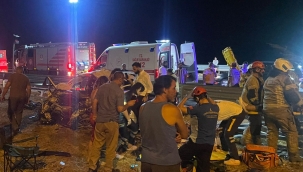 İzmir Çandarlı Otoyolunda Trafik kazası: 1 kişi öldü , 4 yaralı