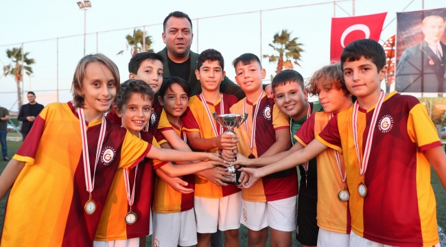 1.Ulaş Bayam Futbol Turnuvası'nda Şampiyonların Kupa Heyecanı