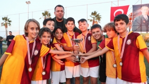 1.Ulaş Bayam Futbol Turnuvası'nda Şampiyonların Kupa Heyecanı