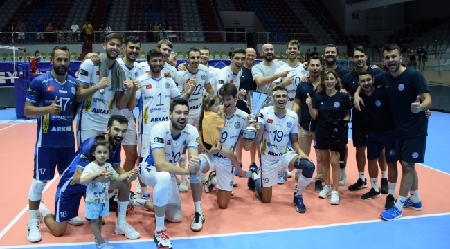 8. TSYD İzmir Voleybol Turnuvası'nda kazanan Arkas Spor