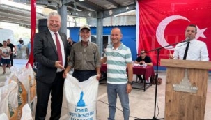 Büyükşehir'den Dikili'deki üreticiye yem desteği