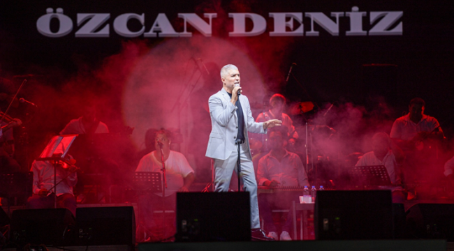 ​Çim Konserleri'nde Özcan Deniz rüzgarı