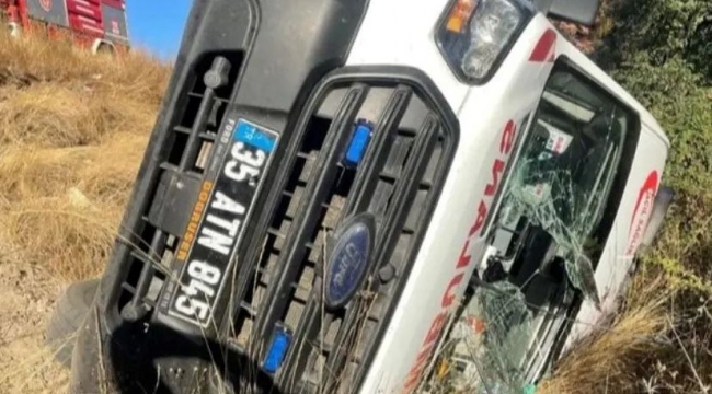 Dikili'de ambulans şarampole devrildi: 3 yaralı