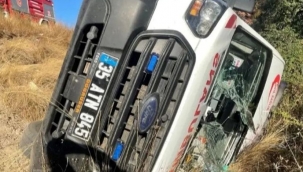 Dikili'de ambulans şarampole devrildi: 3 yaralı