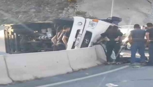 İzmir'de beton bariyerlere çarpan sürücü hayatını kaybetti