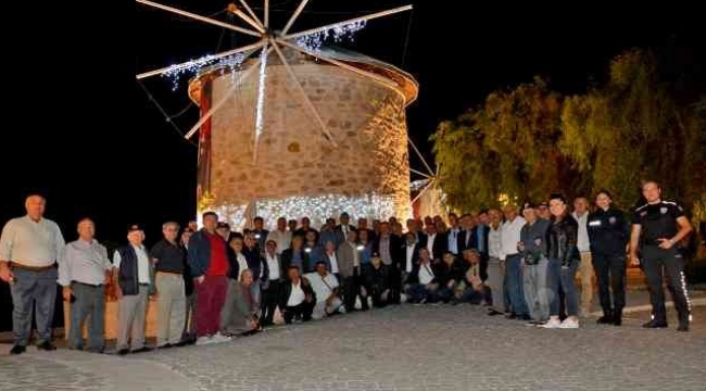 Menemen Emniyet Müdürü Gürcan Alev, muhtar ve gazilere Çeşme'yi gezdirdi