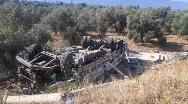 Tire'de kamyon şarampole devrildi; sürücü ağır yaralandı