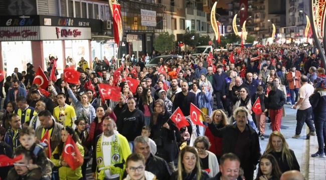 Aliağa Cumhuriyet Bayramı'nı İzel-Çelik-Ercan İle Kutladı