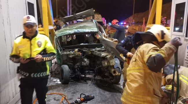 Menemen'de Hafif ticari araç gişelere çarptı: 1 ölü, 1 ağır yaralı