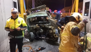 Menemen'de Hafif ticari araç gişelere çarptı: 1 ölü, 1 ağır yaralı