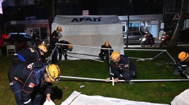 AFAD: Hasarlı yapılara girmeyin!