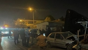 Bornova 'da otomobile çarpan tır otobüs durağına daldı: 3'ü ağır 5 yaralı