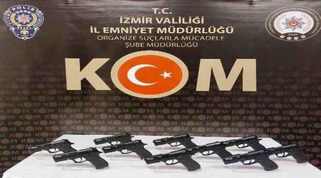 İzmir'de baskın yapılan evde çok sayıda tabanca ele geçirildi 