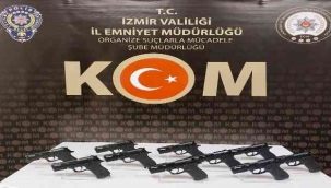 İzmir'de baskın yapılan evde çok sayıda tabanca ele geçirildi 