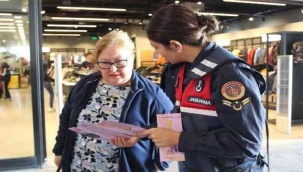 İzmir'de jandarma ekipleri vatandaşları bilgilendirdi