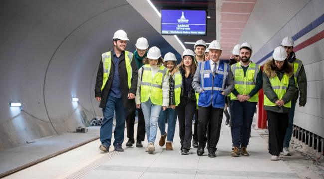 Başkan Soyer İzmir'in yeni metrosunda üniversite öğrencileriyle buluştu