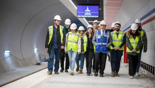 Başkan Soyer İzmir'in yeni metrosunda üniversite öğrencileriyle buluştu